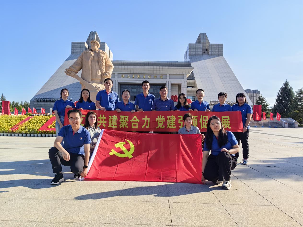 動(dòng)物用生物制品國(guó)家工程研究中心、哈獸研禽免疫抑制病創(chuàng)新團(tuán)隊(duì)、福建圣農(nóng)集團(tuán)圣澤生物及福建圣農(nóng)集團(tuán)技術(shù)中心黨支部共建活動(dòng)
